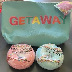 “Getaway” Cosmetic Bag and Bath Fizzer Set